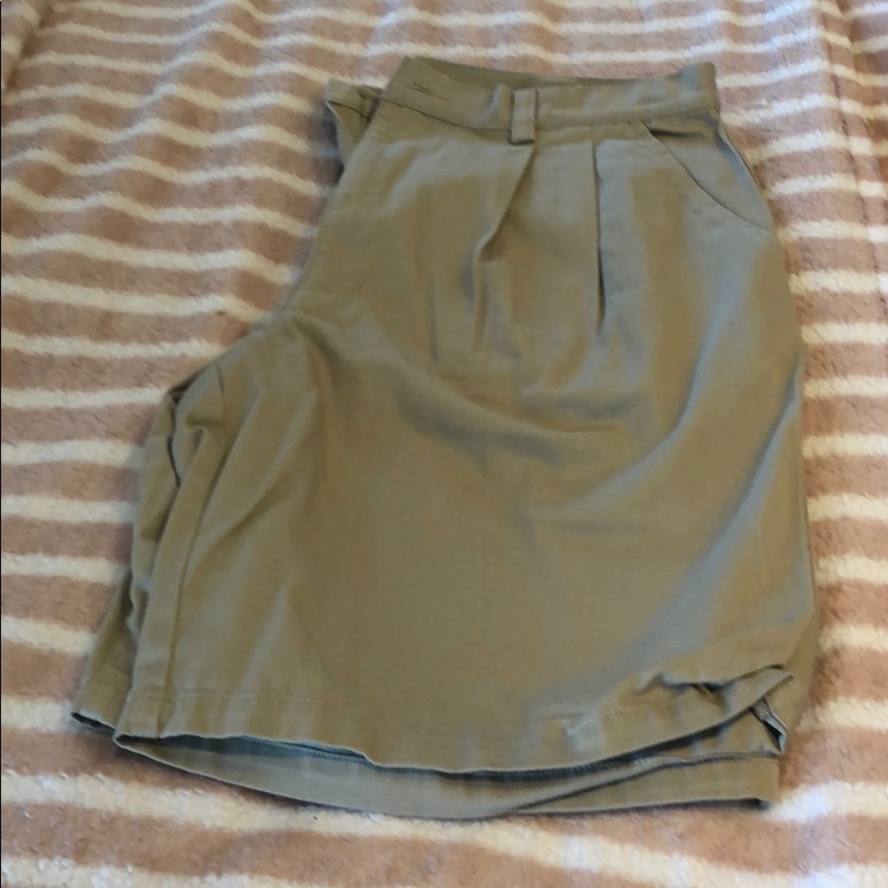 Men’s kaki shorts